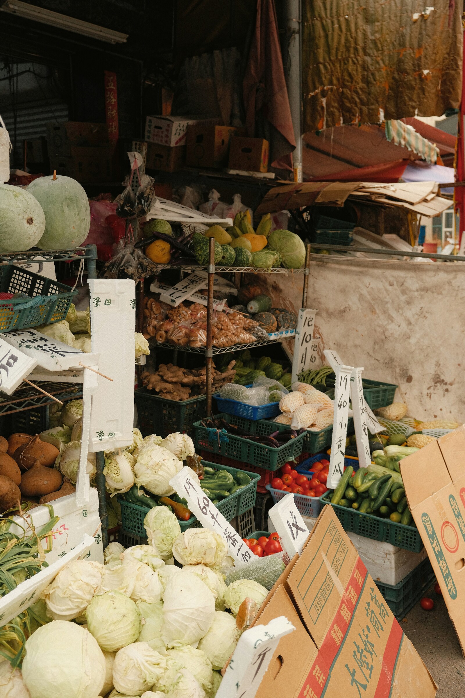 Puesto de frutas y verduras en un mercado