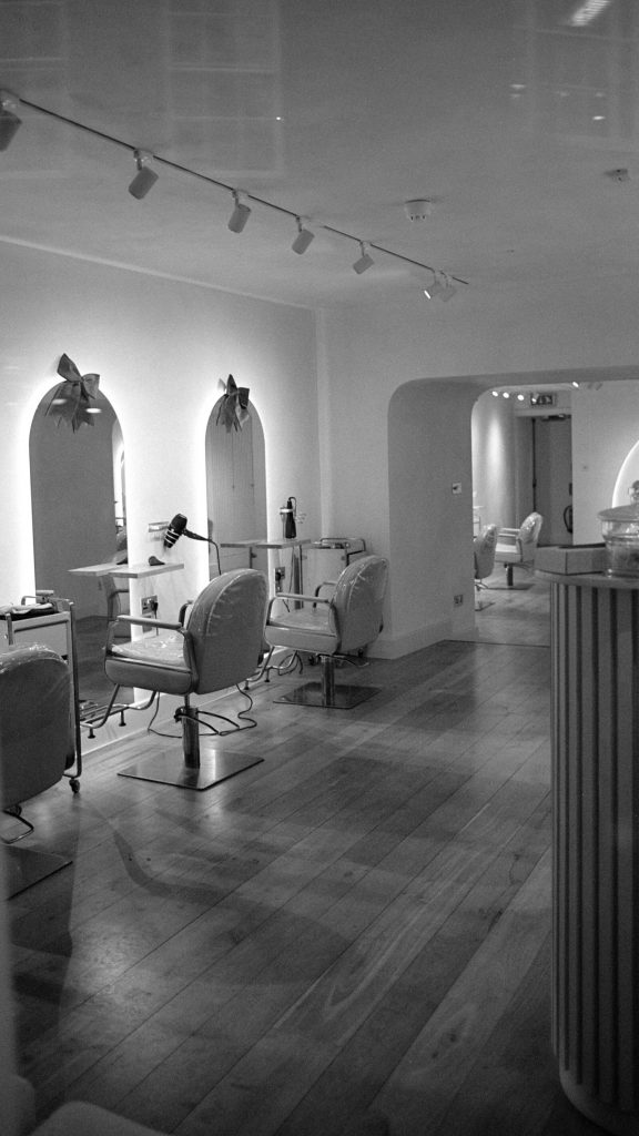 Interior de una peluquería con sillones y espejos