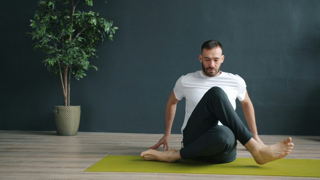 Persona practicando yoga sobre una esterilla