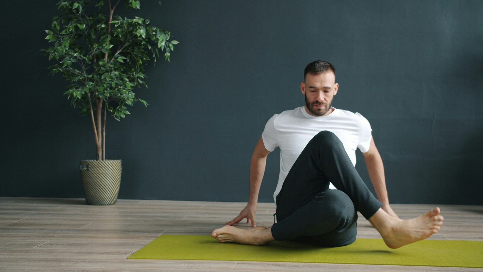 Persona practicando yoga sobre una esterilla