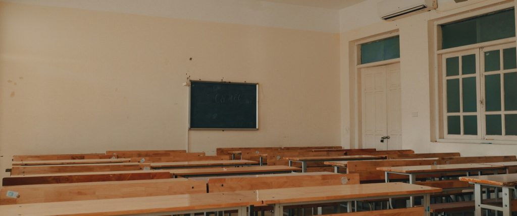 Aula vacía con pupitres y pizarra