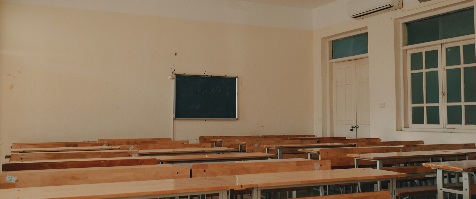 Aula vacía con pupitres y pizarra
