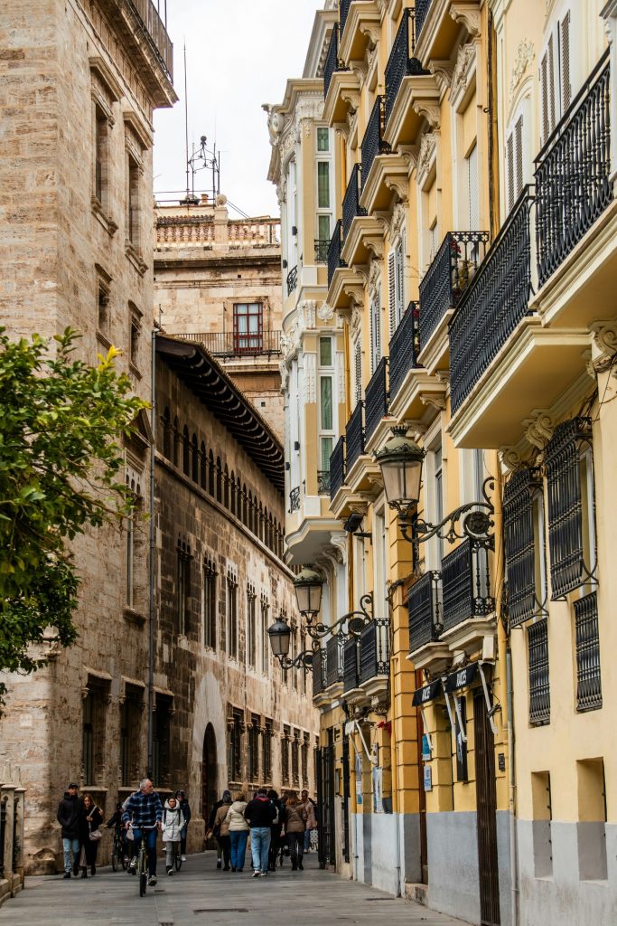 Calle estrecha con edificios de Valencia