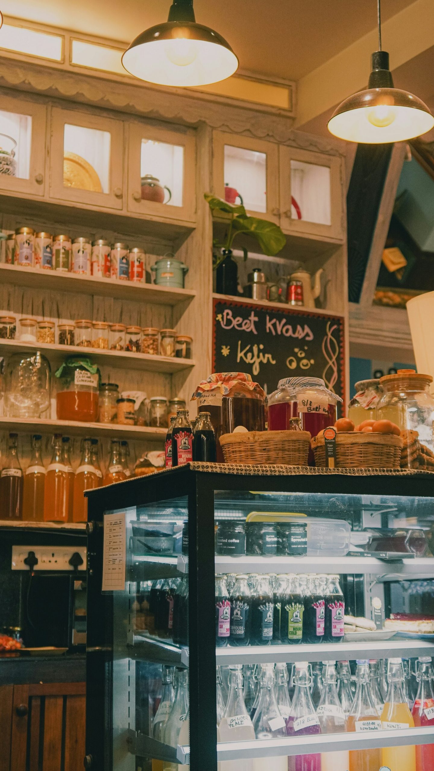 Interior de una cafetería con estanterías y barra