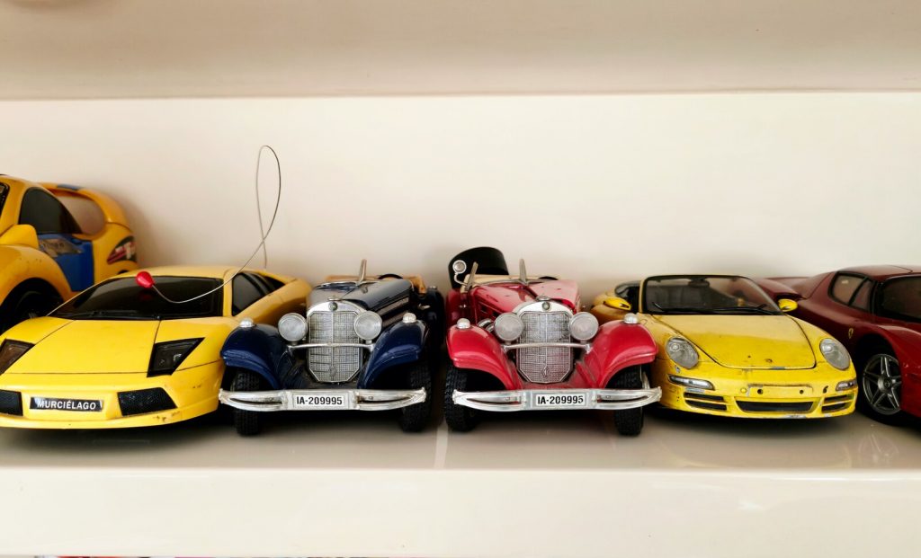 Coches de juguete en una estantería