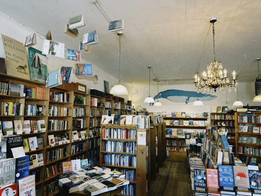 Librería con estanterías llenas de libros