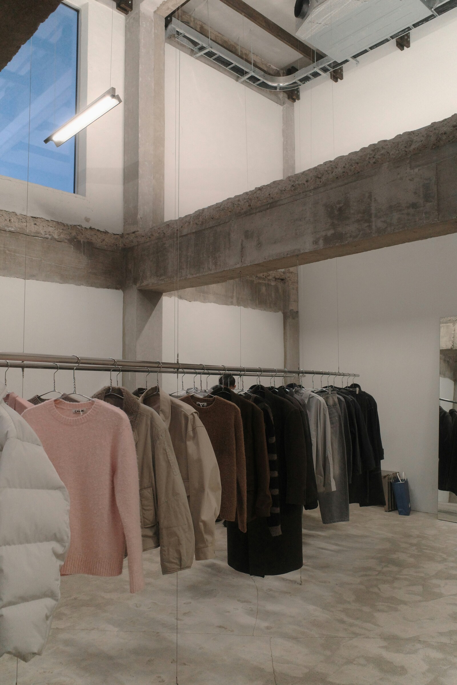 Prendas de ropa colgadas en una percha