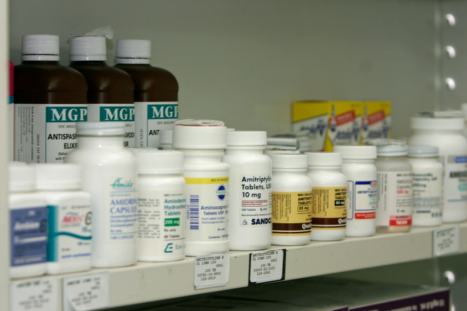 Estantería de una farmacia con medicamentos